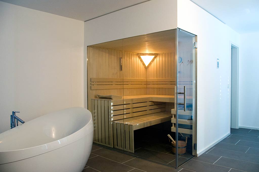 Sauna mit Glasfront und Rigipsverkleidung