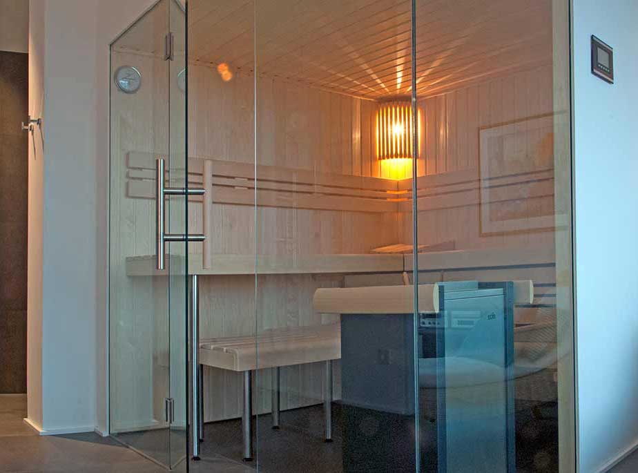 Sauna mit Glasfronten über Eck