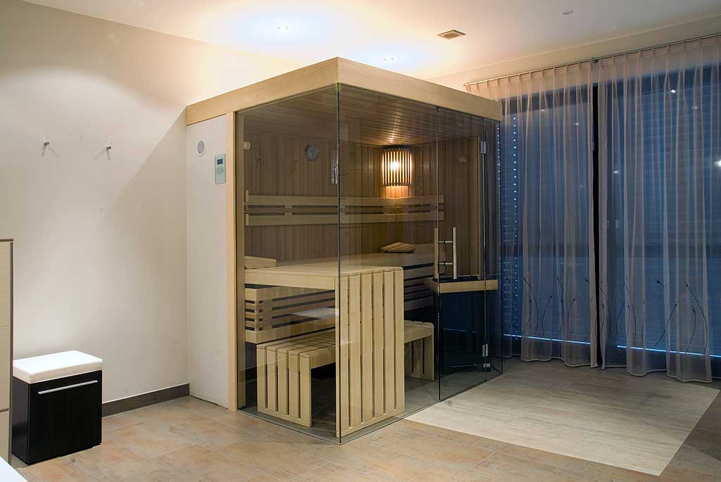 Sauna mit Glasfronten über Eck