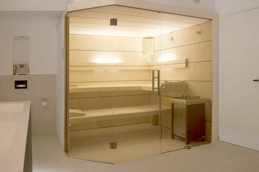 Sauna mit angeschrägter Glasfront