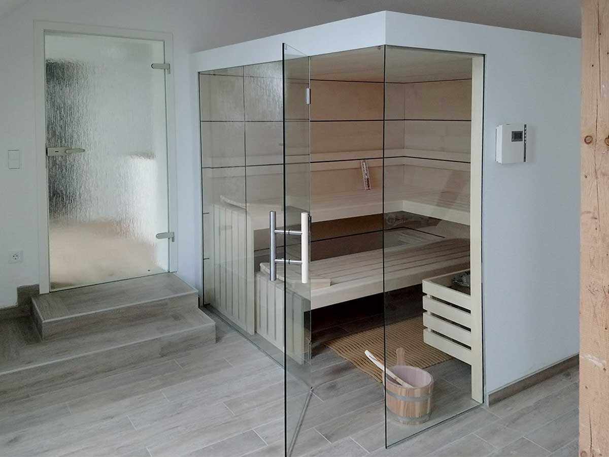 Sauna mit angeschrägter Glasfront
