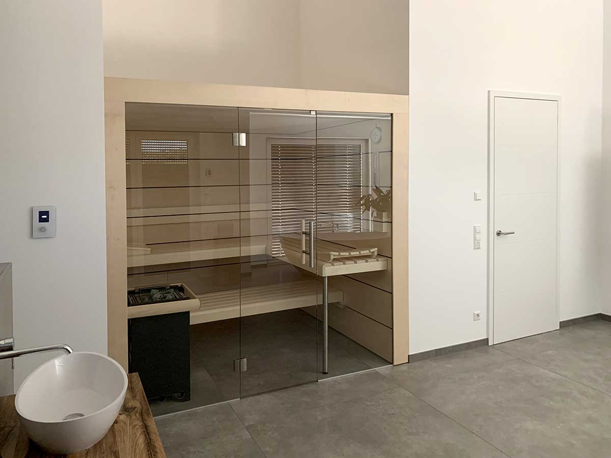 Sauna mit Glasfront Ahornplatten mit eingelegter Wengefeder