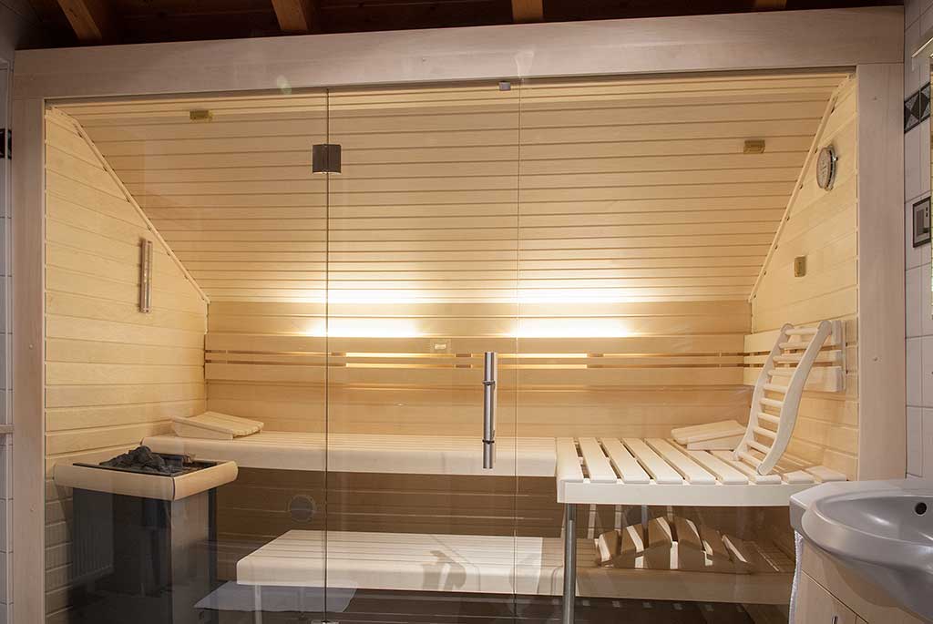 Sauna mit Glasfront unter Dachschräge