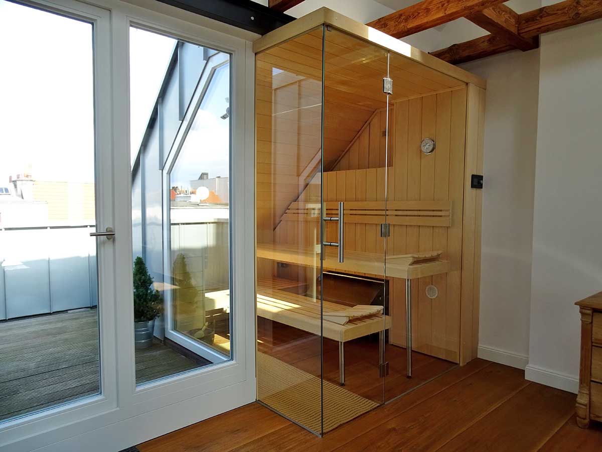 Sauna mit Glasfront und Dreiecksfenster im Walmdach