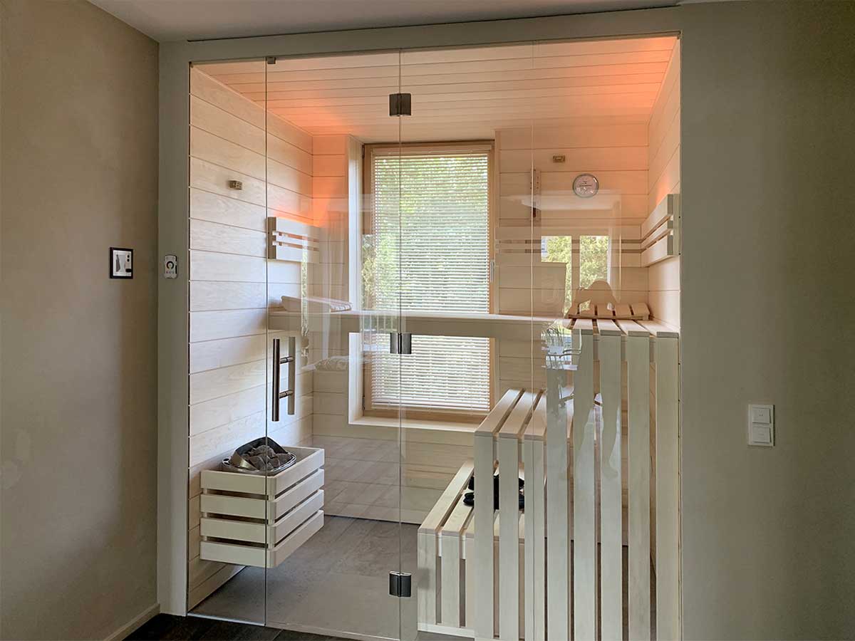 Sauna mit Glasfront unter Dachschräge