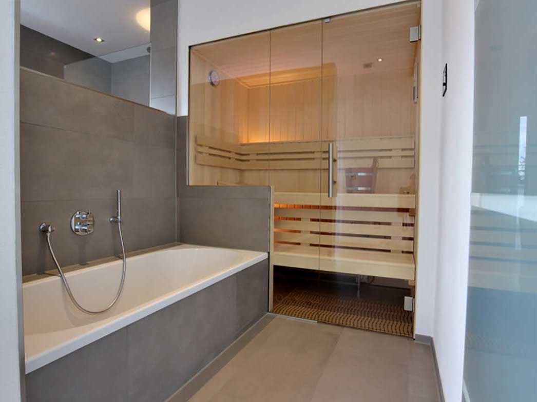 Sauna mit Glasfront und Dreiecksfenster im Walmdach