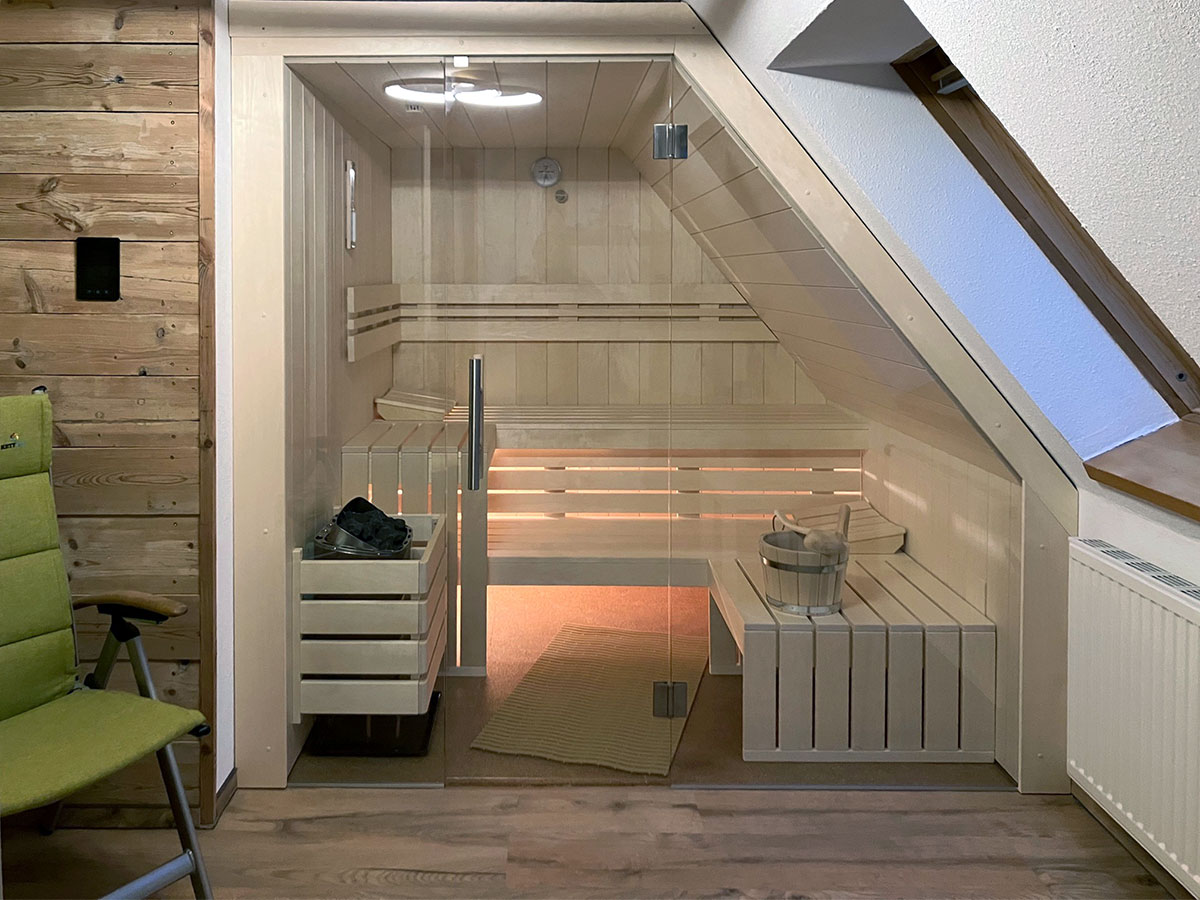 Sauna mit Glasfront unter Dachschräge