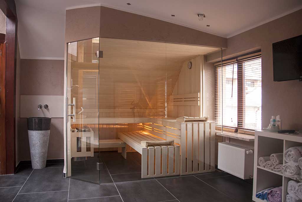 Sauna mit Glasfront (unsymetrisch) unter Dachschräge