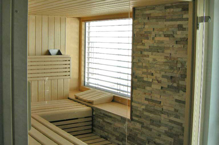 Sauna mit Glasfront unter Dachschräge